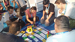 Pessoas jogando o jogo de acessibilidade digital