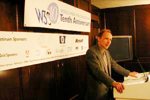 Tim Berners-Lee fala durante evento W3C10