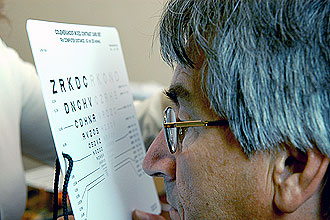 Foto de um homem fazendo testes de visão
