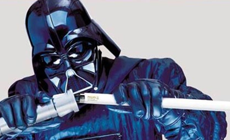 Foto do Darth Vader tentando usar uma lampada como espada