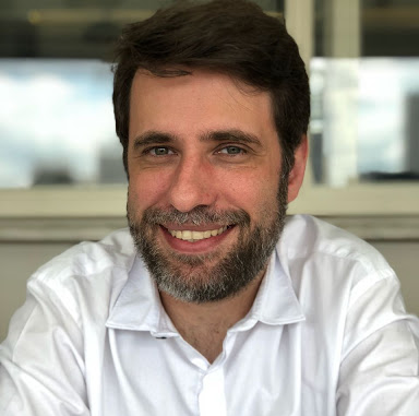 Foto de perfil do Reinaldo Ferraz, vestindo uma camisa branca